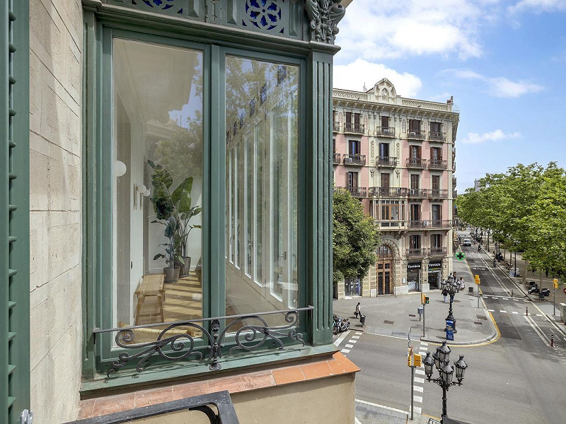 Реновированная квартира с 4 спальнями и 3 балконами на Gran Vía – Eixample. Фото:  12