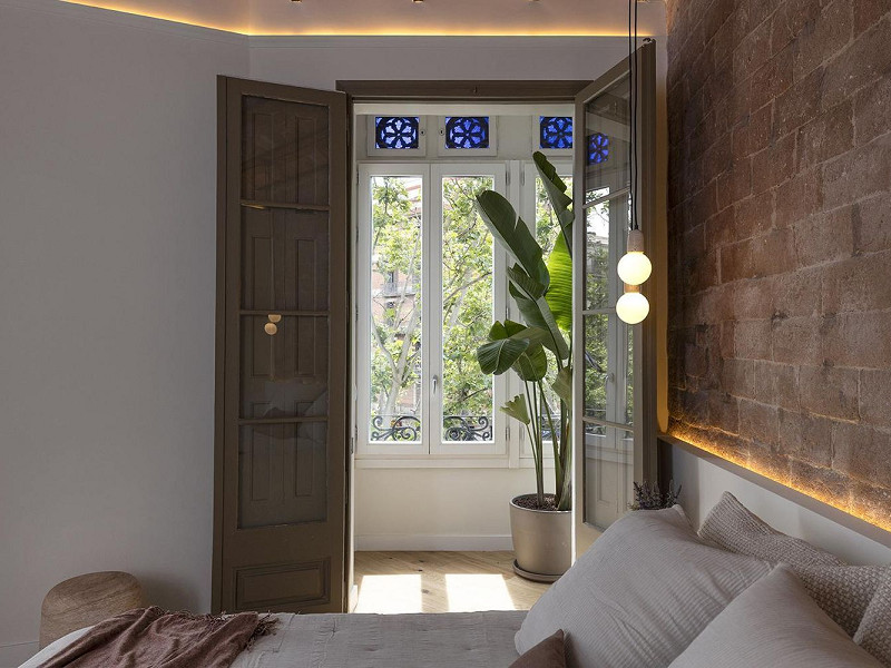 Реновированная квартира с 4 спальнями и 3 балконами на Gran Vía – Eixample. Фото:  14