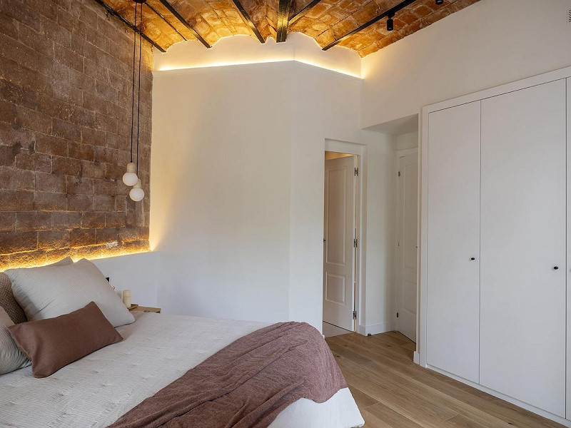 Реновированная квартира с 4 спальнями и 3 балконами на Gran Vía – Eixample. Фото:  15