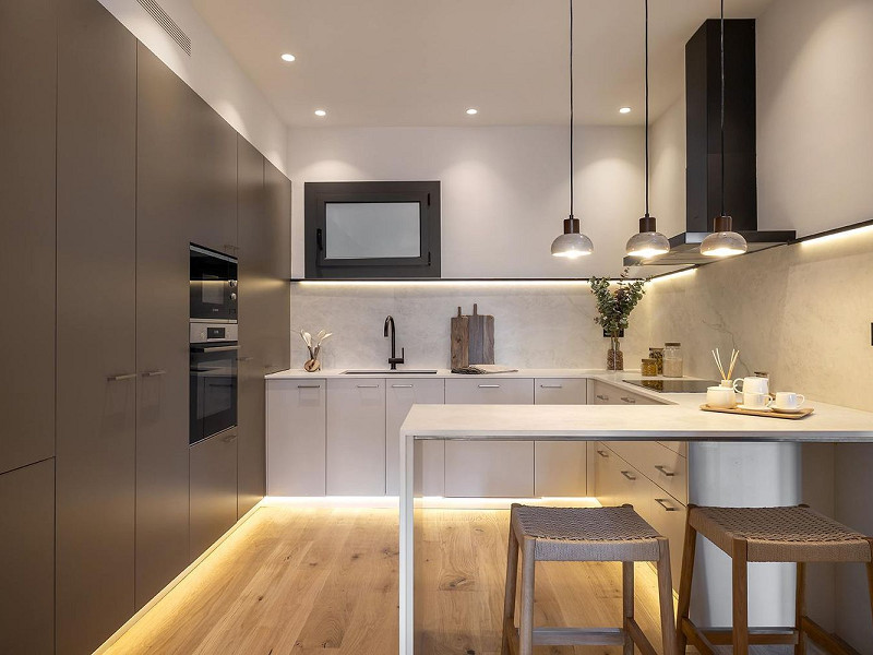 Реновированная квартира с 4 спальнями и 3 балконами на Gran Vía – Eixample. Фото:  17