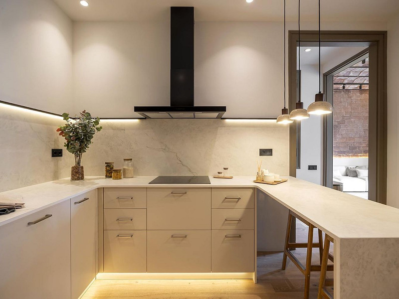 Реновированная квартира с 4 спальнями и 3 балконами на Gran Vía – Eixample. Фото:  18