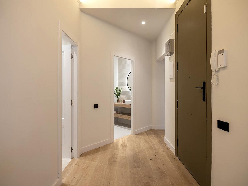 Реновированная квартира с 4 спальнями и 3 балконами на Gran Vía – Eixample. Фото:  20