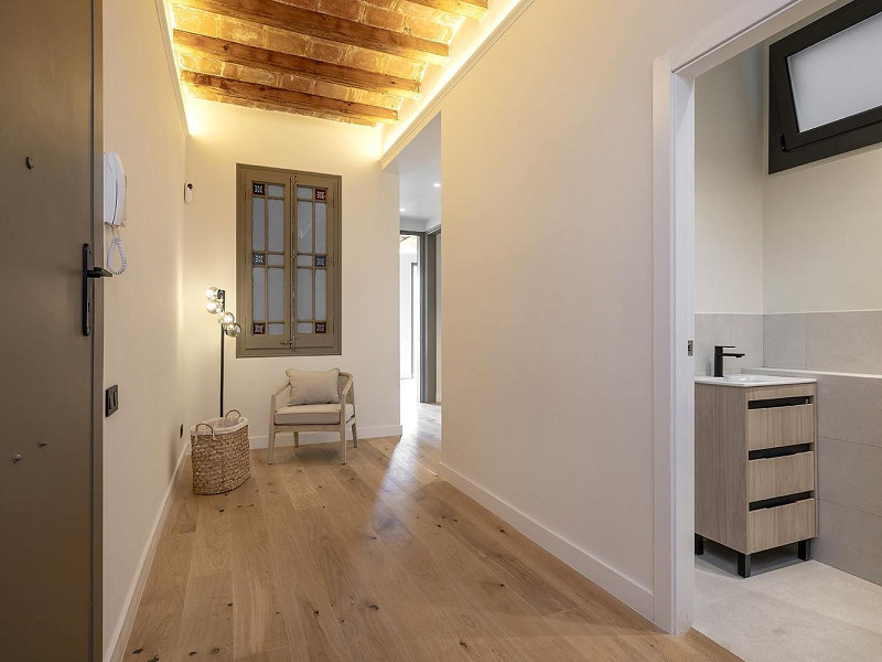 Реновированная квартира с 4 спальнями и 3 балконами на Gran Vía – Eixample. Фото:  22
