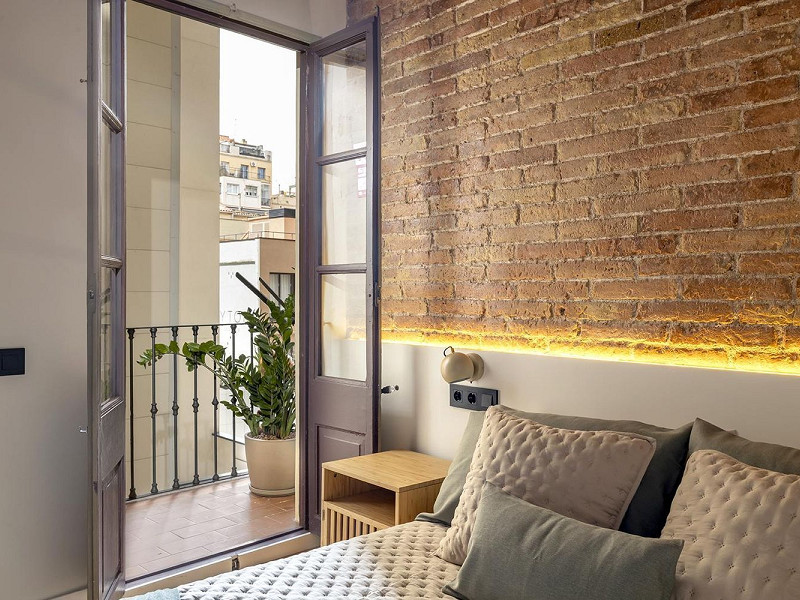 Реновированная квартира с 4 спальнями и 3 балконами на Gran Vía – Eixample. Фото:  24