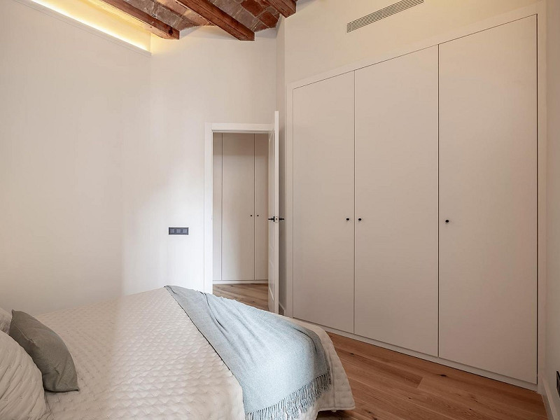 Реновированная квартира с 4 спальнями и 3 балконами на Gran Vía – Eixample. Фото:  25