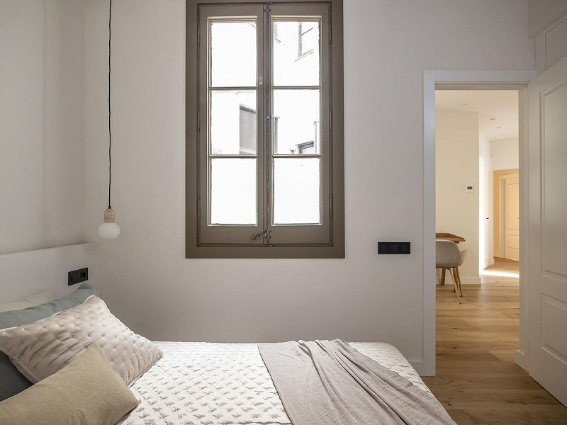 Реновированная квартира с 4 спальнями и 3 балконами на Gran Vía – Eixample. Фото:  28