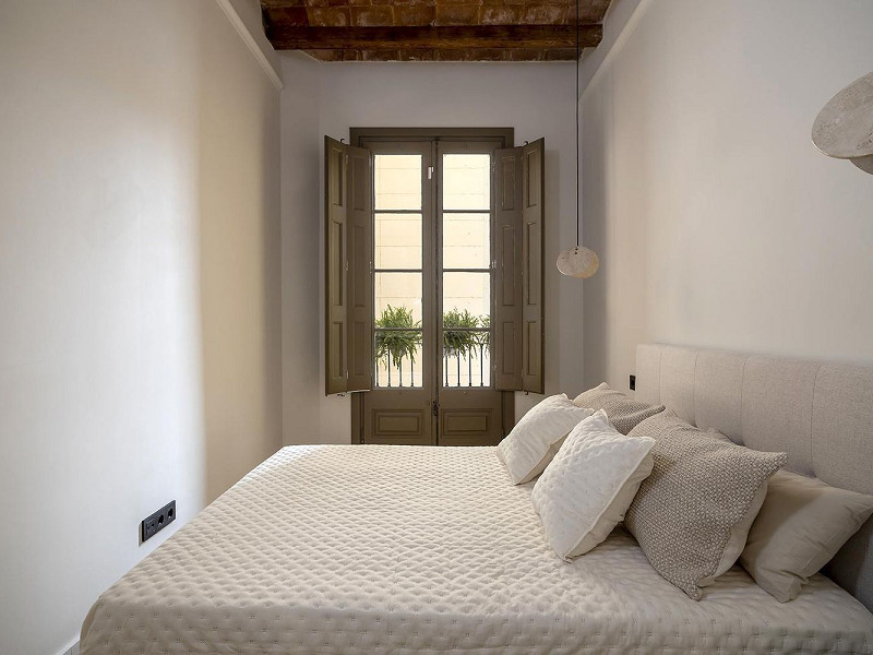 Реновированная квартира с 4 спальнями и 3 балконами на Gran Vía – Eixample. Фото:  30