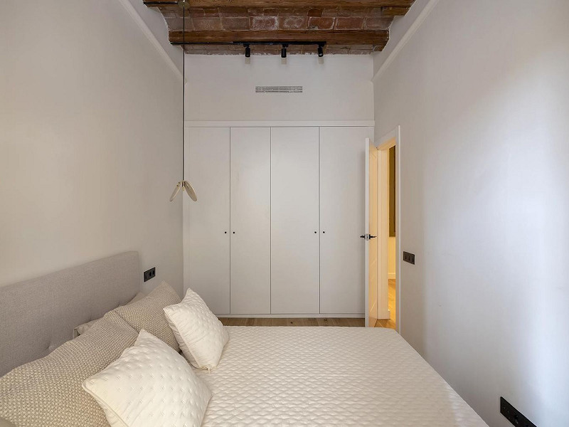 Реновированная квартира с 4 спальнями и 3 балконами на Gran Vía – Eixample. Фото:  31