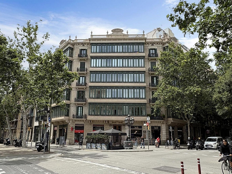 Реновированная квартира с 4 спальнями и 3 балконами на Gran Vía – Eixample. Фото:  33