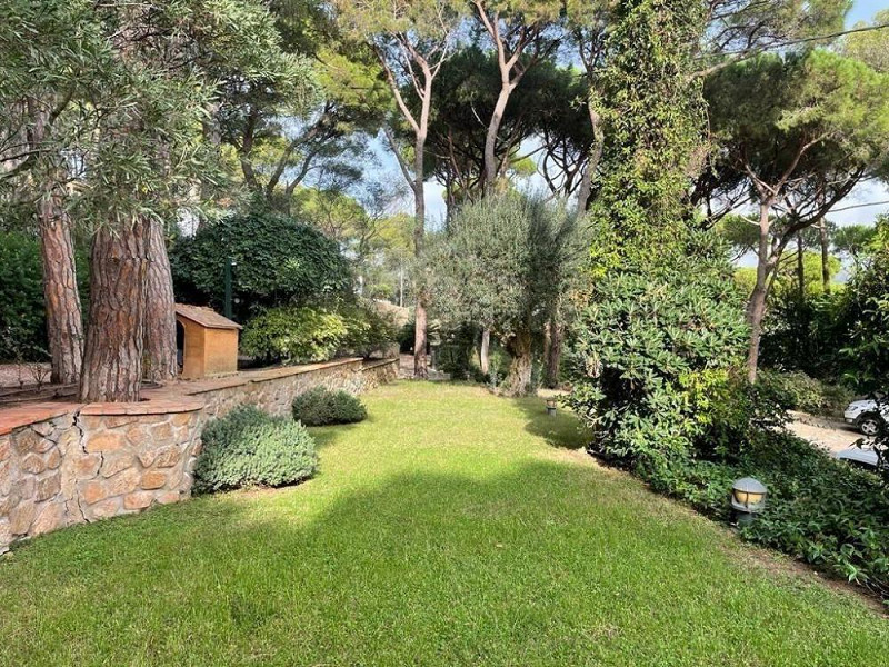 Beautiful house with a large garden on the seafront in Tamariu. Photo:  9