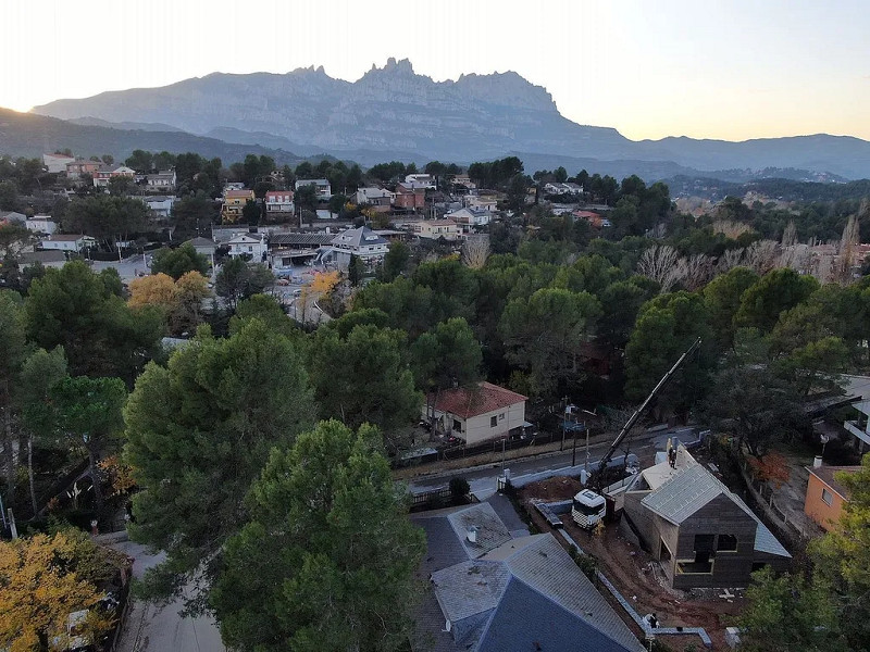 Detached houses under construction in the Floresta area of Sant Cugat. Photo:  18