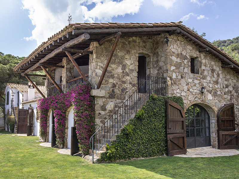 Шикарная отреставрированная усадьба VII века для отдыха в Сант-Андреу-де-Льяванерес. Фото:  5